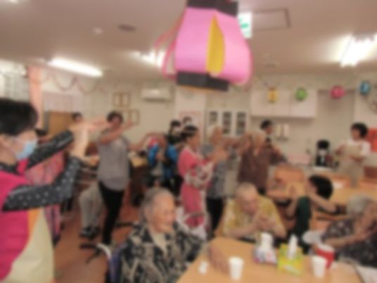 活動する人々の食堂