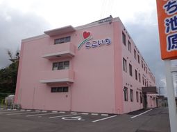 ピンクの外壁の建物