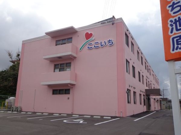 ピンクの外壁の建物