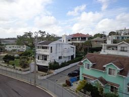 青空背景の建物外観