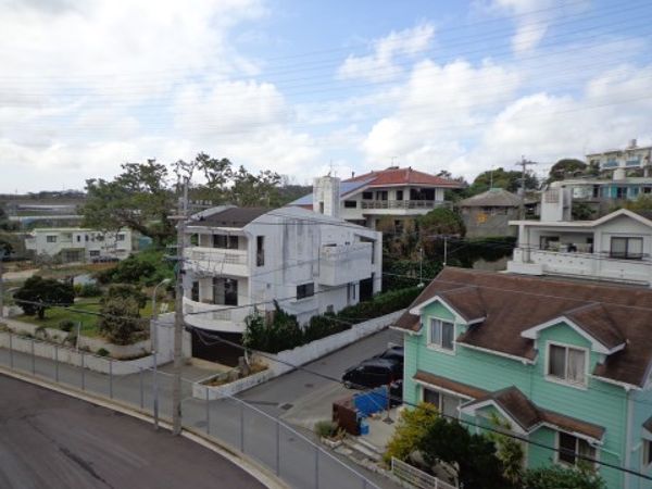 青空背景の建物外観