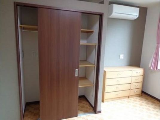 明るい居室のクローゼット
