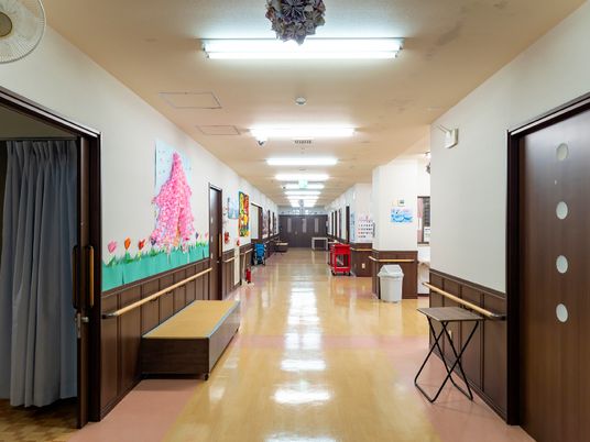廊下に飾り絵画