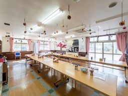 明るい食堂スペース