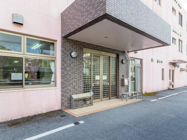 清潔なエントランス外観