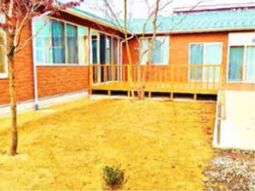 オレンジの壁の建物外観