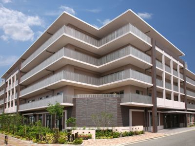 白い建物の外観