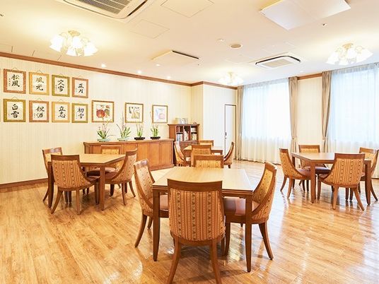 清潔感ある明るい食堂