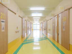 明るい廊下施設の一部