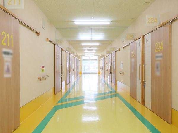 明るい廊下施設の一部