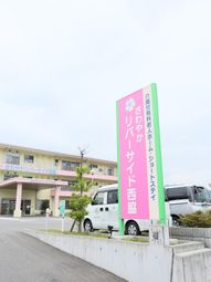 ピンクの看板と建物