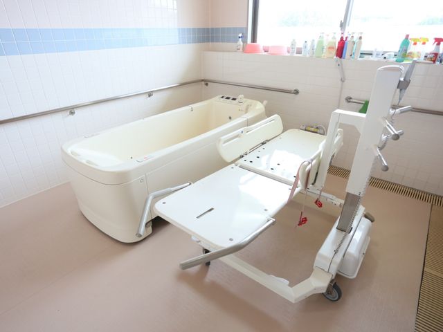 バリアフリー設計の浴室 浴室 快適さを考慮したバスルームは、安全な入浴サポート機器が完備されており、働く方々にも利用者様にも優しい環境です。