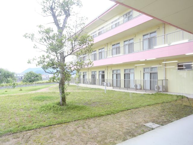 緑豊かな庭の建物 庭 豊かな自然に囲まれた心安らぐ環境です。広々とした庭があり、四季の移ろいを感じながらの散歩が楽しめます。