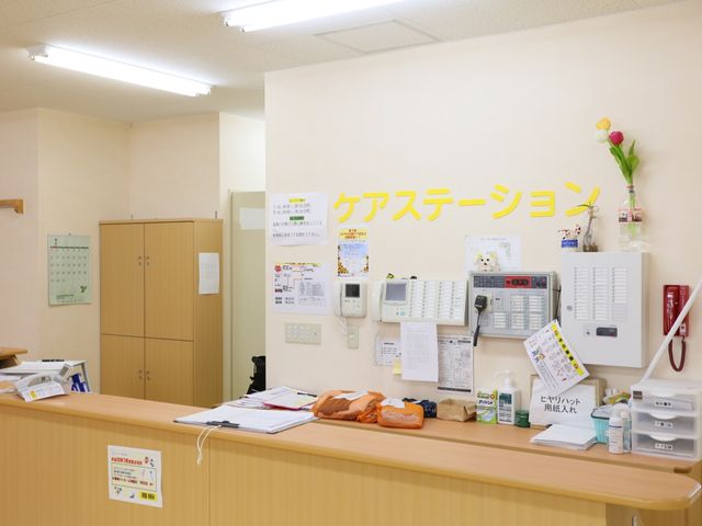 明るいフロントエリア 受付 整理された受付カウンターが完備され、スタッフの皆さんの明るい対応が印象的です。安心して働ける環境が整っています。