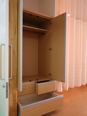 開閉式の木製収納棚