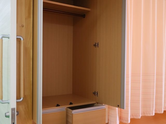 開閉式の木製収納棚 収納 広々として整理しやすい収納スペースが提供されており、快適な生活空間をサポートしています。