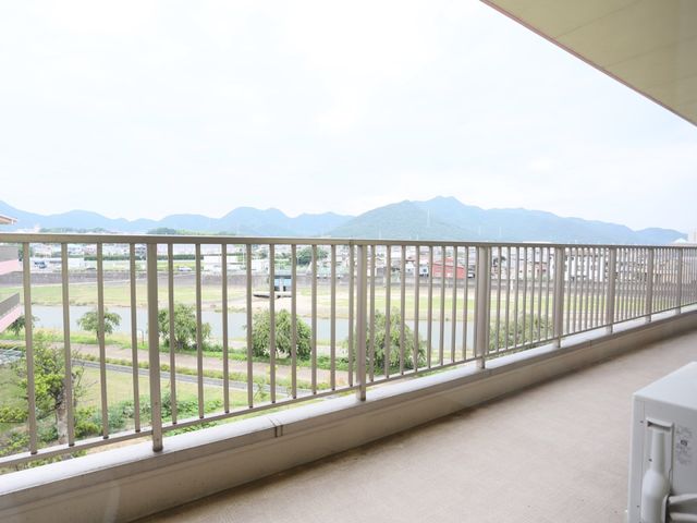 景色を望むバルコニー ベランダ 広々として開放感のあふれるバルコニーからは、山々や川の自然景観を眺めることができ、心安らぐひとときを過ごせます。