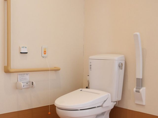バリアフリートイレ トイレ 手すり付きで安心のトイレ環境です。日々の快適さを支える設備が整っています。