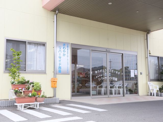 快適なエントランス外観 玄関 心地よい出迎えを予感させるエントランスです。明るく開放的な空間が、どなたでも気軽に立ち寄れる環境を提供しています。