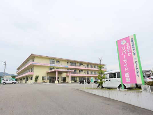ピンクの看板の建物外観