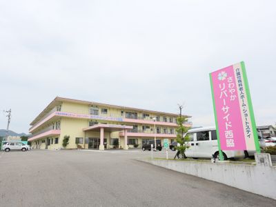 ピンクの看板の建物外観