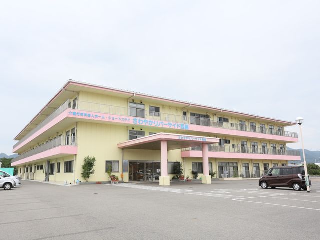 ゆったりとした建物の外観 外観 広々とした駐車場と穏やかな色合いが特徴の建物です。働く環境としての整った設備を感じさせ、訪れる方をやさしく迎え入れます。