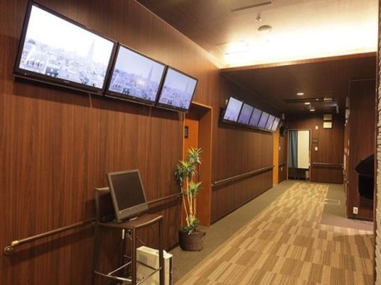 廊下と監視モニター設置
