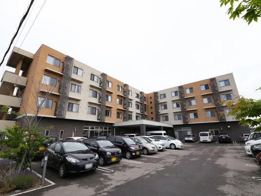 モダンな外観の建物