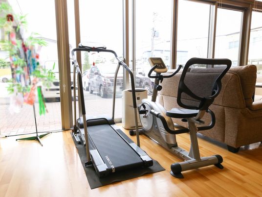 運動器具とソファの一角
