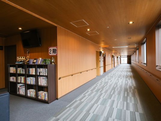 温かみのある廊下の風景