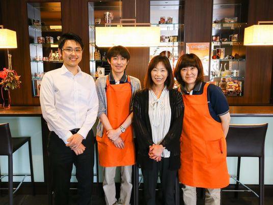 スタッフ4人の笑顔の集合