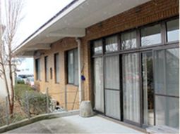 明るいエントランスの外観