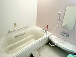 快適な設備の浴室