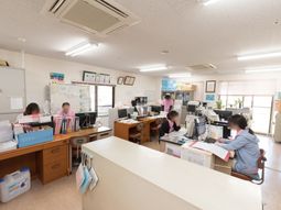 スタッフが働くオフィス空間