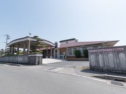 外観の建物と緑の木