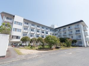 白い外壁の明るい外観