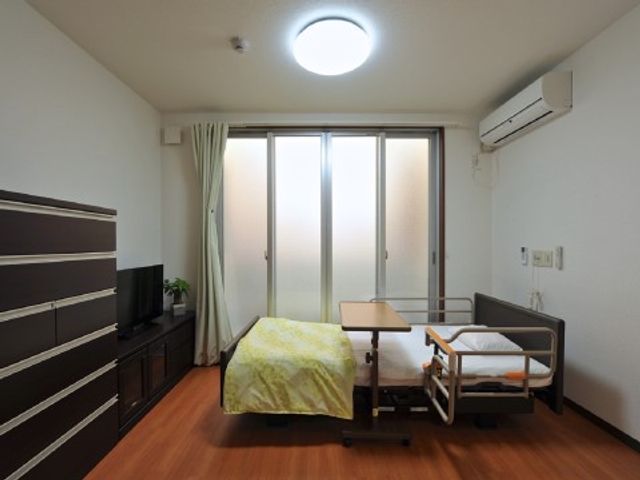 快適な個室の様子 居室 シンプルで落ち着きのある個室で、必要な家具が整い、くつろぎやすい空間が広がっています。