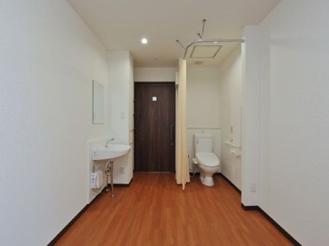 洗面台とトイレの居室 居室２ ゆったりとした居室には、清潔感のあふれる洗面台とトイレが完備され、快適な生活空間を提供しています。