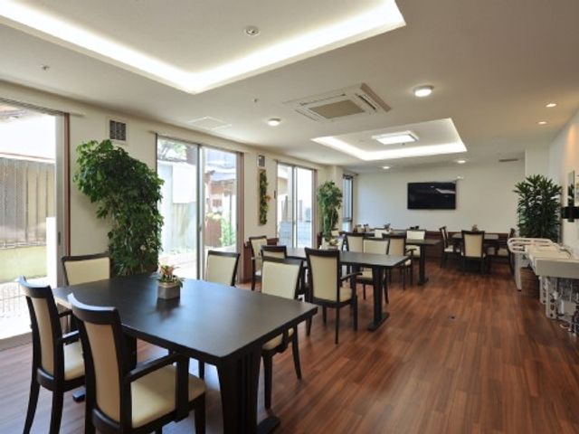 広々とした明るい食堂 食堂・娯楽室 ゆとりのある食堂では、清潔感漂う空間で明るい時間を過ごせます。ダイニングテーブルの周辺には、自由に動き回れる十分なスペースが確保されています。