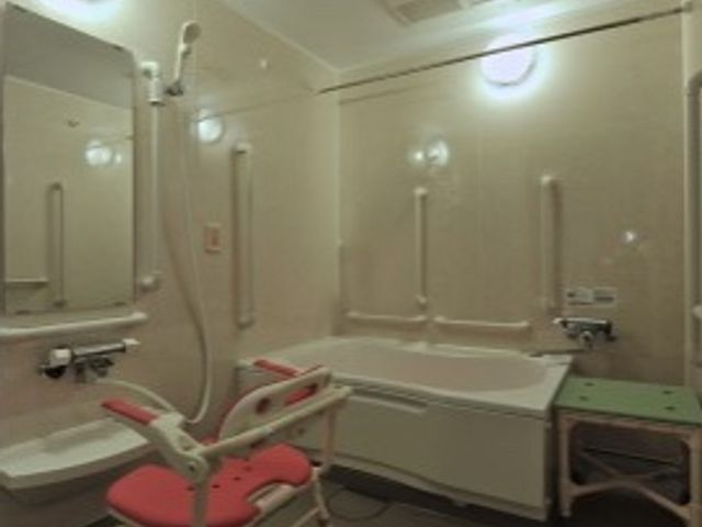 バリアフリー設計の浴室 浴室 安全に配慮された広々とした浴室です。手すりやシャワーチェアを完備しており、安心してご利用いただけます。