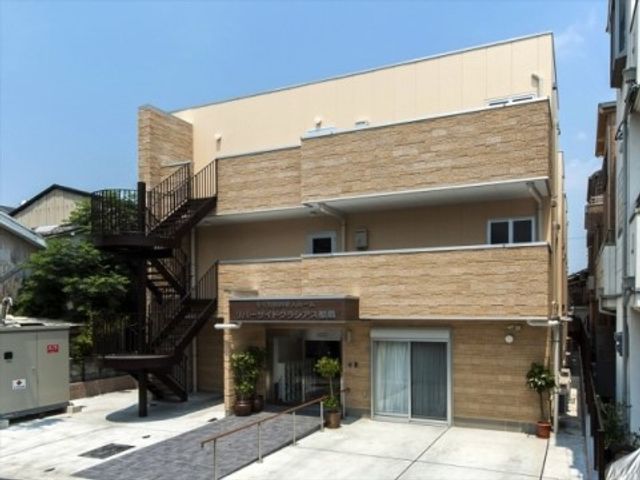 快適そうな建物外観 施設外観２ 明るく開放感のあふれる外観。幅広い入口がお出迎えし、訪れる人々にやすらぎを提供します。