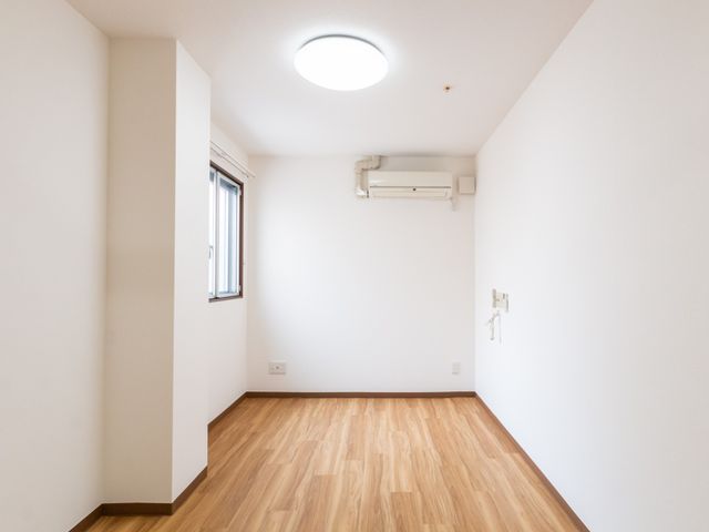 明るい木目調の居室 居室 自然光が差し込む落ち着いた雰囲気の部屋です。床は木目調で、快適に働ける環境です。
