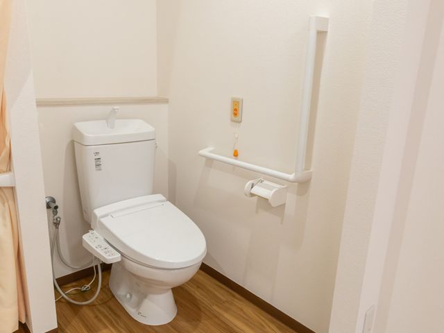 安全に配慮したトイレ トイレ 手すり付きのトイレで、安全に配慮した設計になっています。スムーズにサポートが行えます。