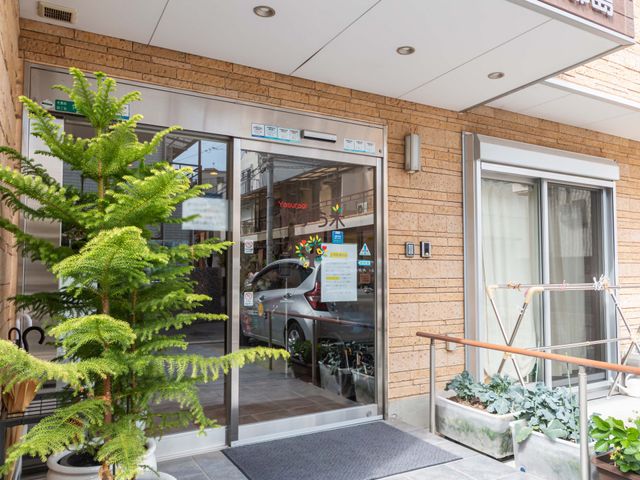 出入口の風景 エントランス 明るく清潔なエントランスです。車椅子でも出入りしやすい設計になっています。