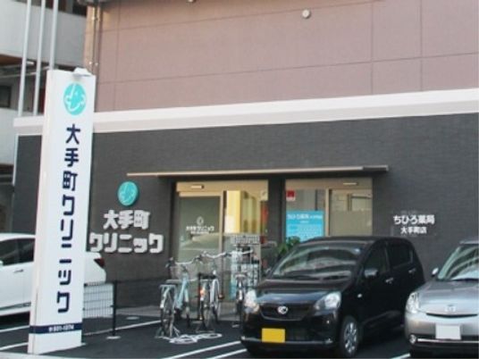 明るい外観の建物入口
