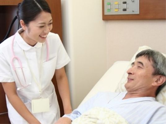 笑顔のケアワーカーと利用者