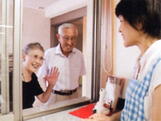 笑顔で挨拶する人々