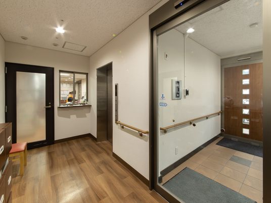 受付と入り口の明るい通路