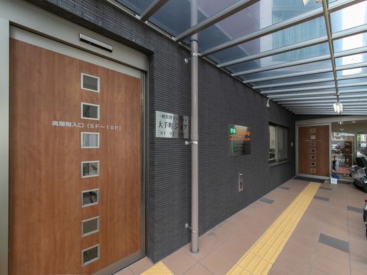 エントランスの門扉と看板