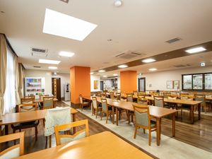 広々とした明るい食堂